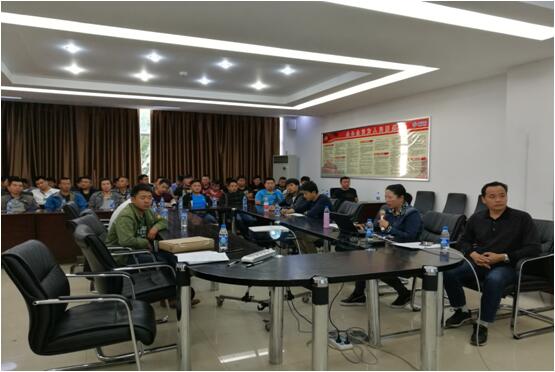 Stake办公室主任宋洋（右二）在清静培训会上宣贯Stake公司车辆治理制度和清静执律例则。。。